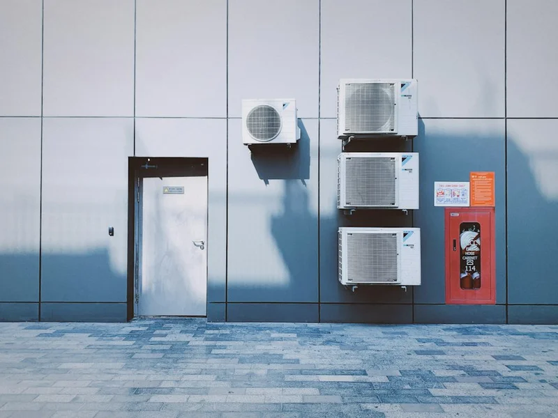 Pembongkaran dan penaksiran unit AC bekas kantor secara borongan oleh tim Sentra AC